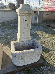 Fontana in marmo bianco